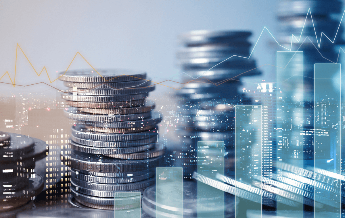 Minimalna plača 2026 in rast prejemkov – kovanci z grafom finančne rasti