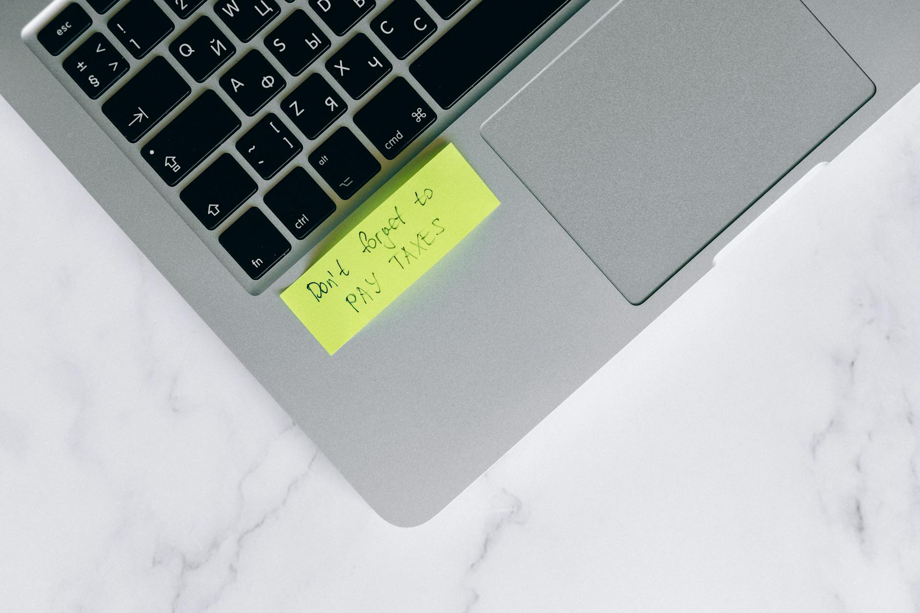 AI slika za WEBINAR - Kako je obdavčena prodaja blaga in storitev preko spleta