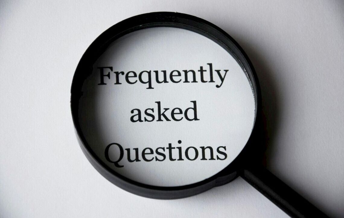Slika prikazuje povečevalno steklo nad tekstom Frequently asked Questions.