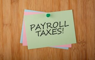 Slika prikazuje samolepljive lističe roza, modre in zelene barve, na katerem piše Payroll taxes.