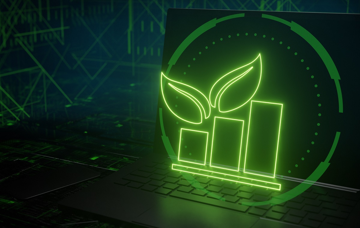 Tipkovnica prenosnika z rastlino, ki raste na njej. Koncept zelenega IT računalništva. Ogljično učinkovita tehnologija. Digitalna trajnost