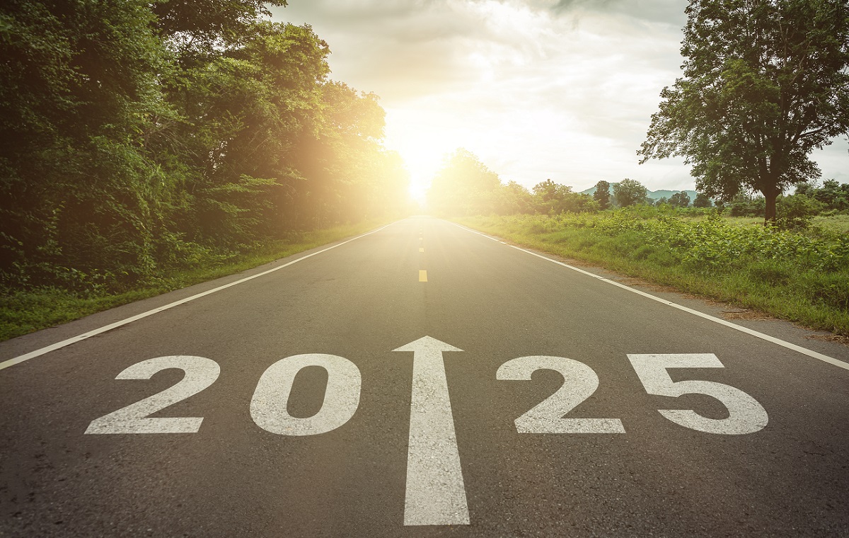 Slika prikazuje prazno cesto, na kateri piše letnica 2025. Med 20 in 25 je narisana puščica navzgor. Cesta vodi skozi gozd in travnik, v ozadju pa je sončni zahod.