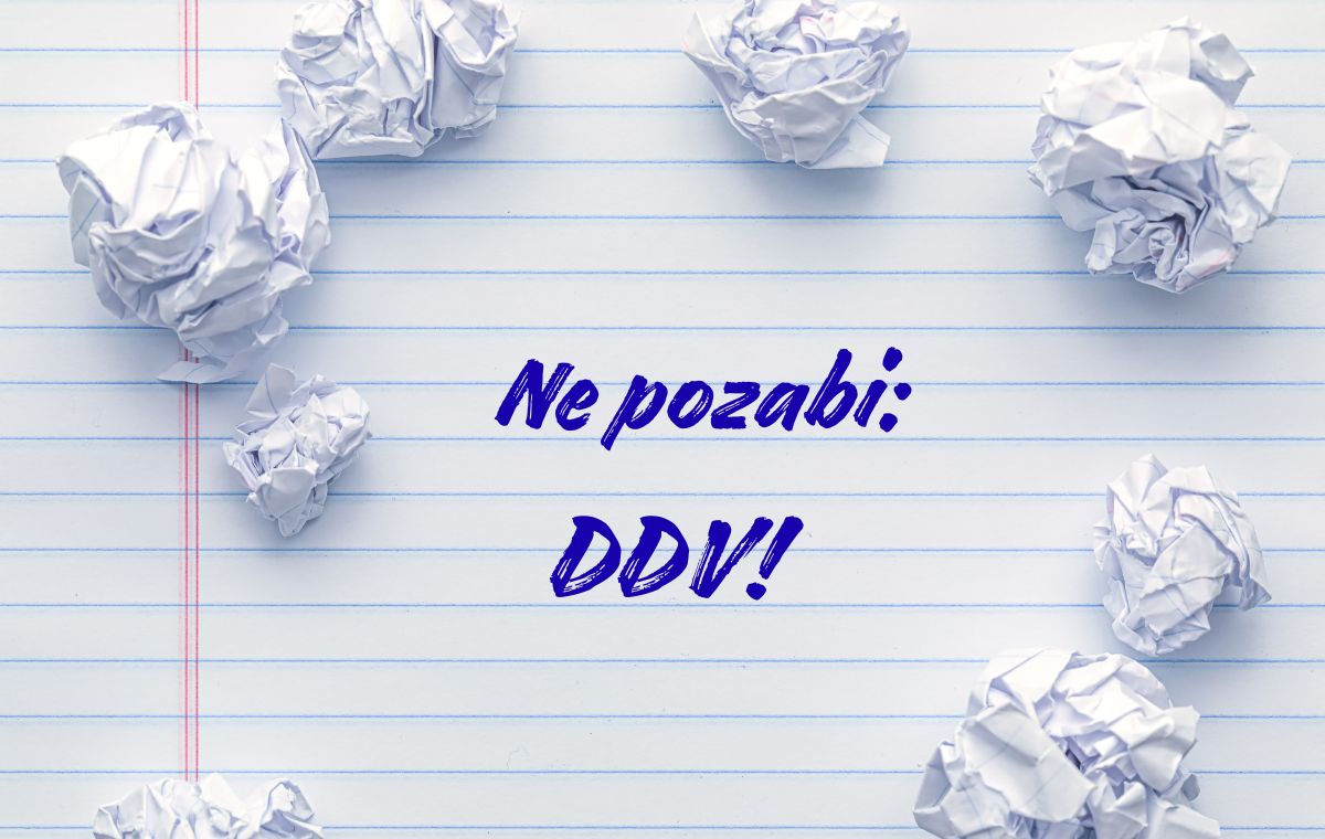 Zmečkani listi na črtastem papirju z napisom Ne pozabi: DDV!