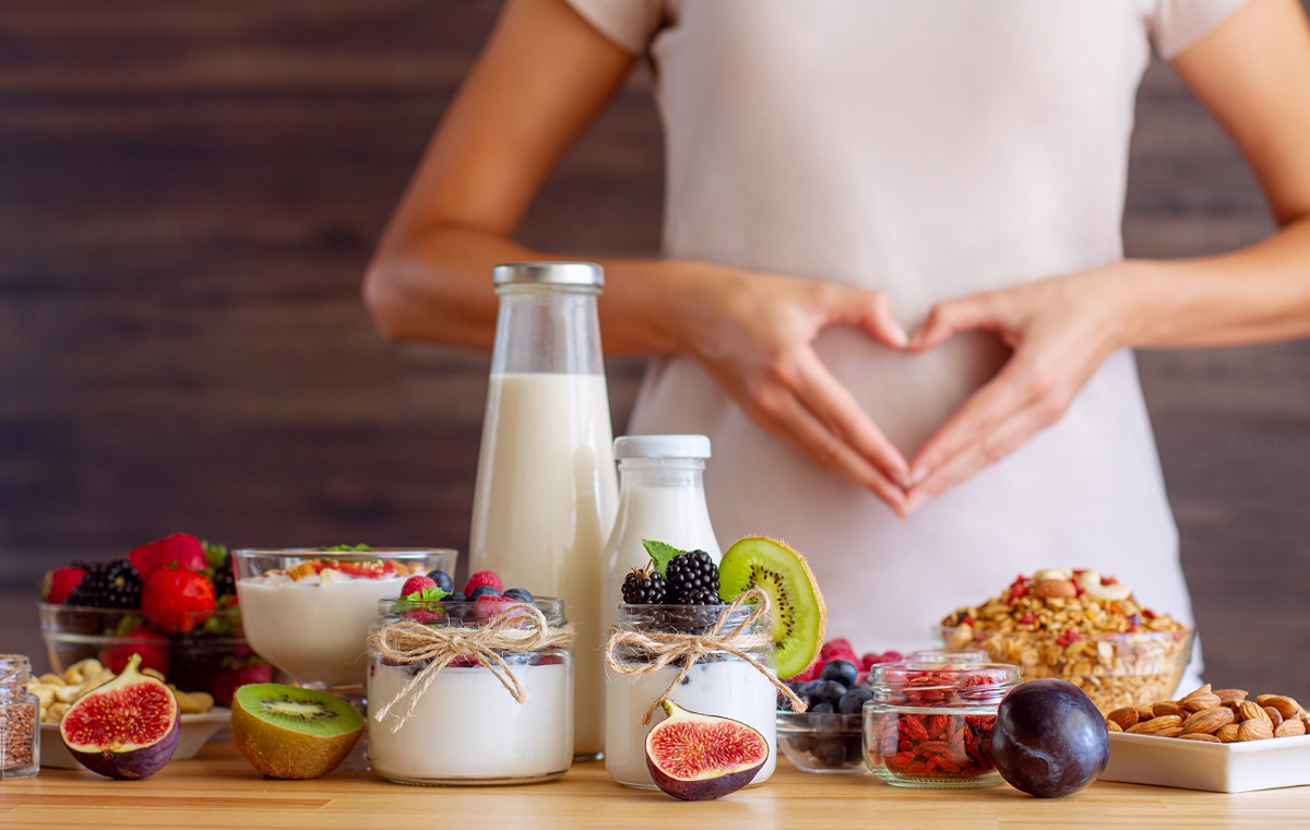 Zdrava prehrana kot del promocije zdravja na delovnem mestu – jogurt, sadje, oreščki in probiotična živila za dobro počutje zaposlenih.