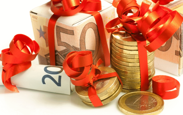 zvitki evrskih bankovcev in kovancev z rdečim darilnim trakom, logotip inštituta za računovodstvo s številko 20